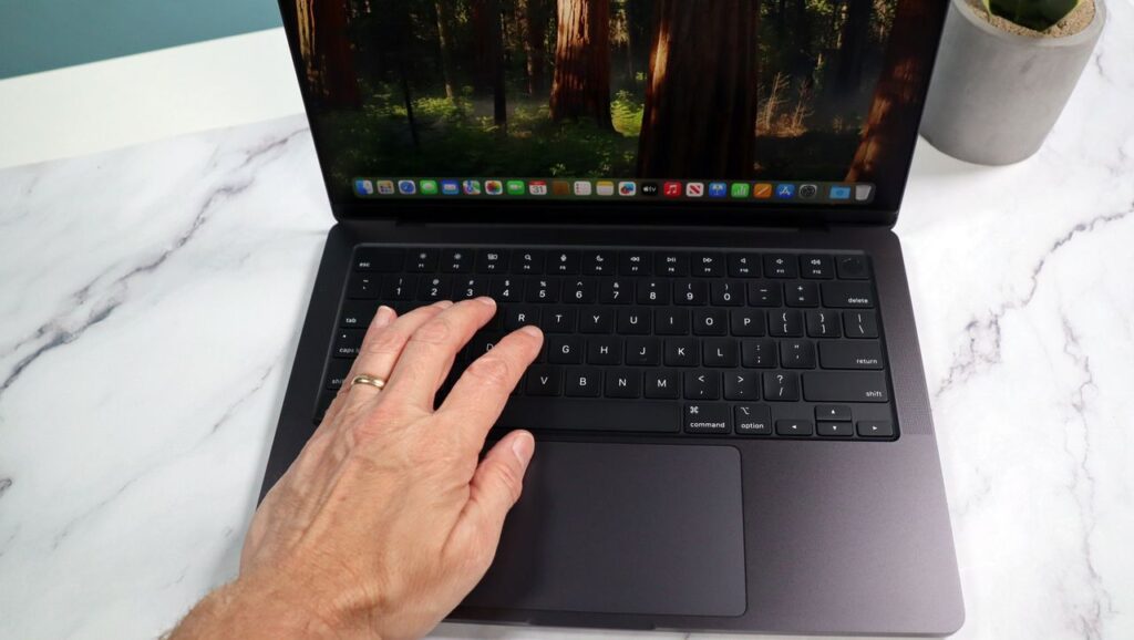 want-to-turn-your-macbook-into-a-weighing-scale?-me-neither,-but-an-app-that-gives-the-trackpad-this-ability-looks-impressively-accurate