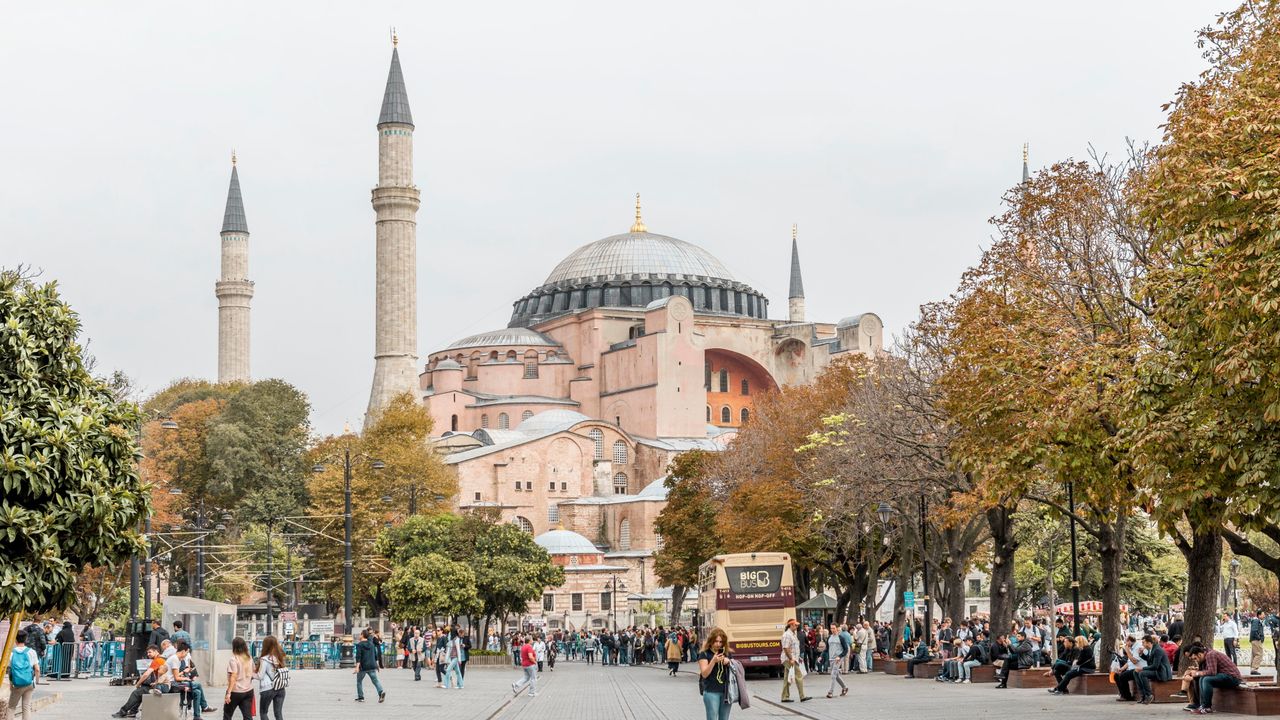 thousands-of-travellers-could-be-left-without-internet-as-turkey-bans-websites-and-apps-of-major-esim-providers-–-but-don’t-worry,-there’s-a-catch