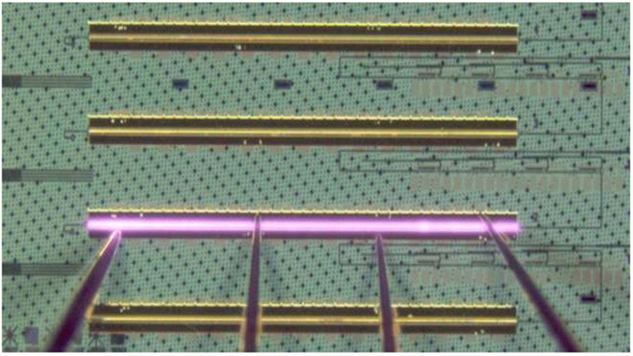 a-new-trick-for-merging-lasers-with-silicon-could-finally-make-photonic-chips-cheap,-fast,-and-ready-for-mass-production