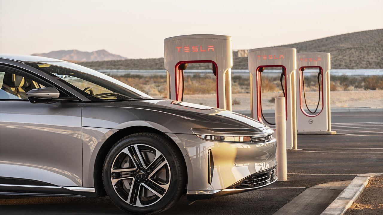all-lucid-air-evs-just-gained-access-to-the-tesla-supercharger-network,-but-there’s-a-catch