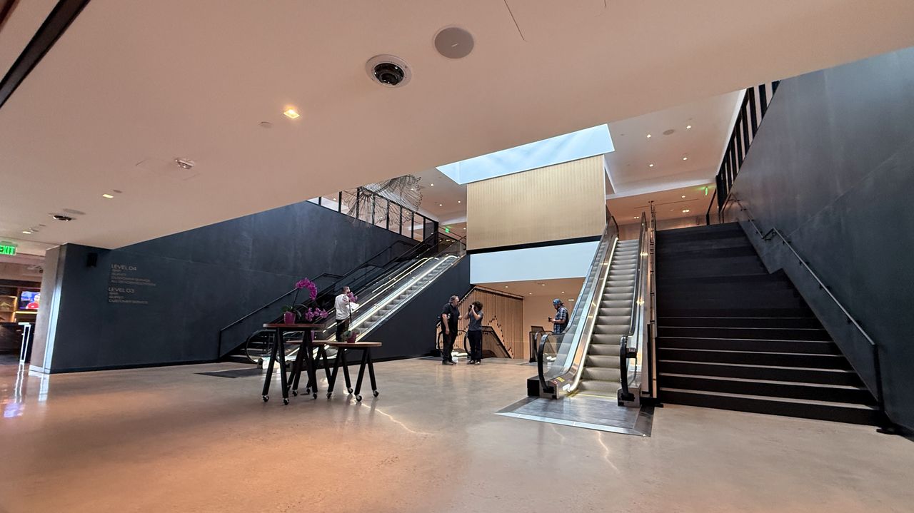 united-just-opened-its-biggest-ever-airport-lounge,-and-it’s-a-dream-for-tech-fans-–-here’s-what’s-inside