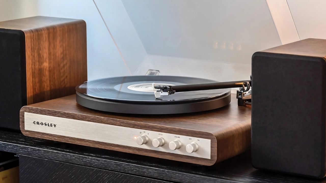 this-turntable-and-speakers-package-is-stylish-and-very-affordable,-and-looks-tempting-for-vinyl-beginners