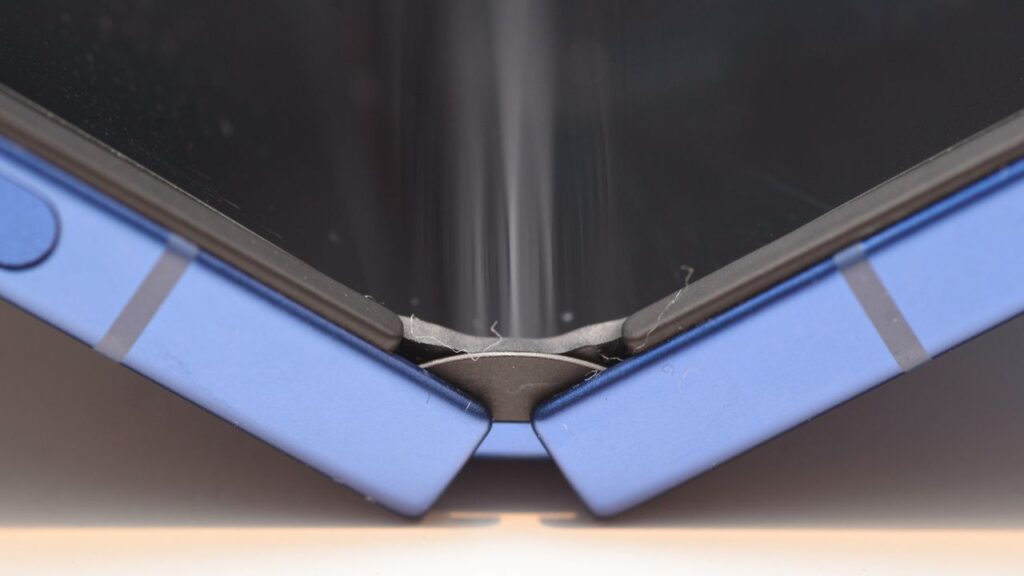 watch-the-samsung-galaxy-z-flip-7-go-through-a-torturous-durability-test-that-i-can’t-believe-it-survived