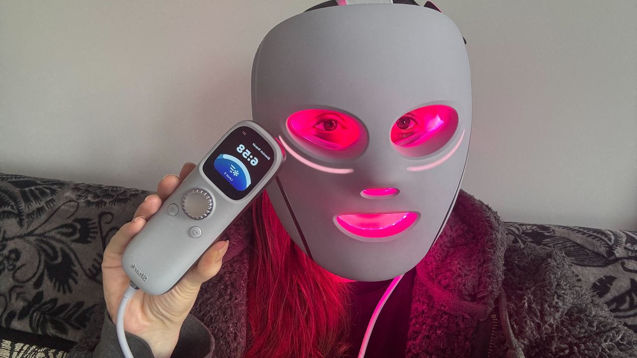 i’m-halfway-through-testing-the-shark-cryoglow,-and-i’m-already-completely-sold-on-this-puffy-eye-busting-led-face-mask